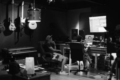 Shing02 & Salome MC: Working at Lana Lane Studios in Honolulu, Hawaii/US (photo: Shaneika Aguilar)