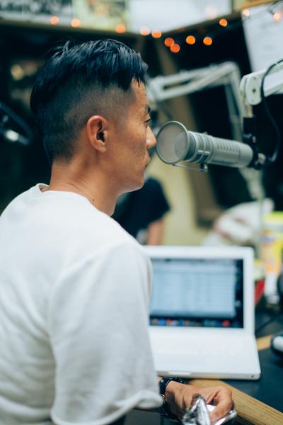 Shing02 at the studio of the alternative radio station KTUH in Honolulu, Hawaii/US (photo: Shaneika Aguilar)
