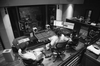 Salome MC & Shing02: Studio mixing at Blue Planet Sounds with sound engineer Jules Washington in Honolulu, Hawaii/US (photo: Shaneika Aguilar)