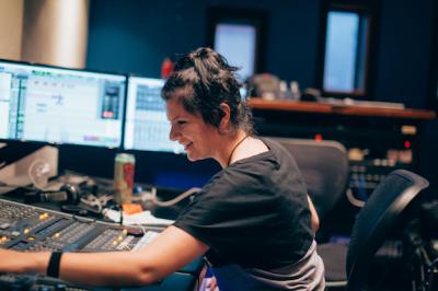 Salome MC: Studio mixing at Blue Planet Sounds, Honolulu, Hawaii/US (photo: Shaneika Aguilar)