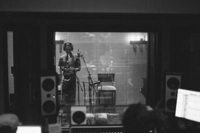 Nik Kaleikini recording for «Passenger» at Blue Planet Sounds Studio, Hawaii/US (photo: Shaneika Aguilar)