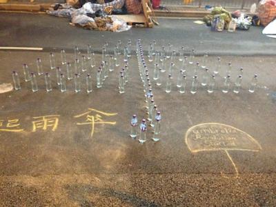 Free water supply for the Umbrella Movement (photo: Winnie Lau)
