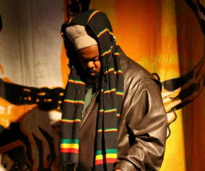 Der US-amerikanische Beatmusiker Ras G (photo: Art Jefferson. Via Colorising.com)