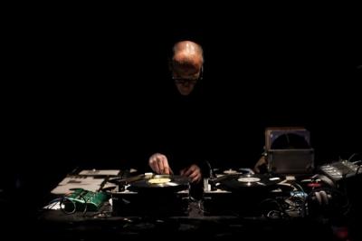 Christian Marclay am 11. September 2014 bei der Performance «Everyday», Dampfzentrale, Biennale Bern (photo: Loulou D’Aki)