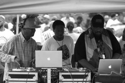 Die legendären DJs Grandmaster Flash, Jazzy Jay und Africa Bambaataa auf einem Jam in der Bronx (photo: Julian Voloj)