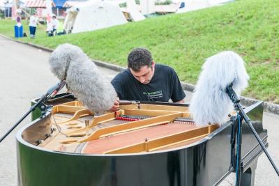 DER PIANIST, EIN FLÜGEL, VON EINEM HELIKOPTER BEWINDET Aktion von Roman Signer (photo: Kathrin Schulthess)