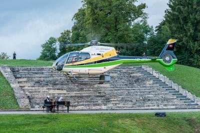 DER PIANIST, EIN FLÜGEL, VON EINEM HELIKOPTER BEWINDET Aktion von Roman Signer (photo: Kathrin Schulthess)