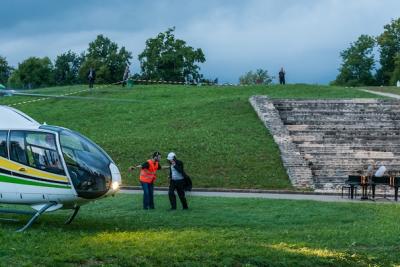 DER PIANIST, EIN FLÜGEL, VON EINEM HELIKOPTER BEWINDET Aktion von Roman Signer (photo: Kathrin Schulthess)