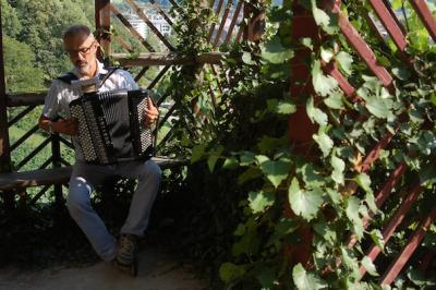 Christophe Dufaux von Ton&Tal. Kapuziner – Eine Klangaktion im Garten des Kulturklosters und auf Altdorfer Türmen (photo: Theresa Beyer)