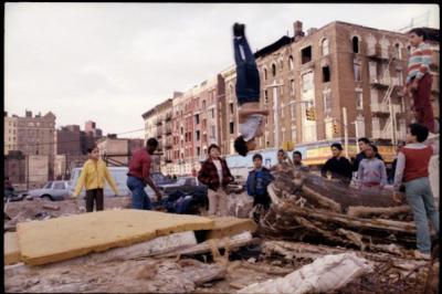 Szene aus der Südbronx in den frühen 70er-Jahren. Ein Quartier am Boden, für Luftsprünge bedurfte es alter Bettfedern. (photo: Henry Chalfant)