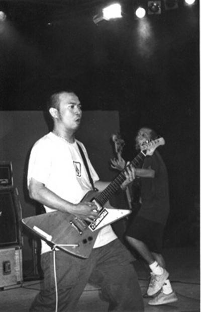 Robin and Abay of Puppen at a concert in Jakarta, 2000 (photo: Jeremy Wallach)