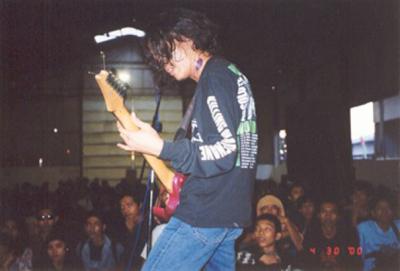 A scene from the Jakarta Bawah Tanah (Jakarta Underground) concert festival, March 30, 2000 (photo: Jeremy Wallach)