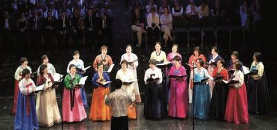 Der koreanische Chor Berlin in der Komischen Oper im Rahmen des Projektes «Heimatlieder aus Deutschland»