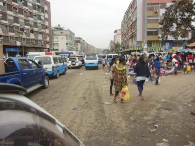 São Paulo ist Taxistopp und Strassenmarkt, im benachbarten Viertel sind viele Kuduro-Stars zu Hause, hier machte auch Titica ihre ersten Tanzschritte (photo: Stefanie Alisch)