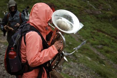 GERÖLL Klangabstieg Pilatus-Ämsigen: Wenn das Wetter dazwischenkommt wird trotzdem weitergespielt (photo: Theresa Beyer)