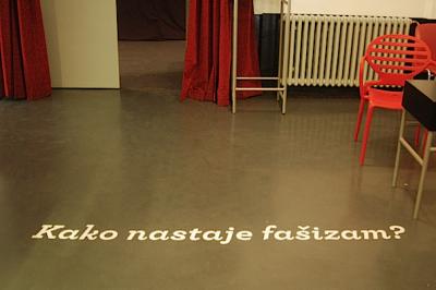 Das Rex in Belgrad. «Welcher Boden nährt Faschismus» steht vor dem Eingang geschrieben. Der Schriftzug war Teil einer Ausstellung und Programmreihe im Jahre 2011. (photo: Theresa Beyer)
