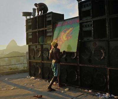 Ein typisches Baile Funk-Soundsystem auf den Dächern von Rio (photo: Vincent Rosenblatt)