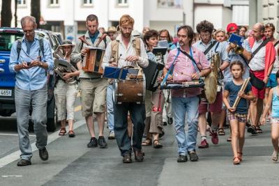 Das Ensemble Ton&Tal auf dem Weg durch Luzern (photo: Kathrin Schulthess)