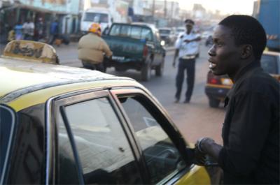 Rapper Omzo in Pikine (photo: Sandy Haessner)