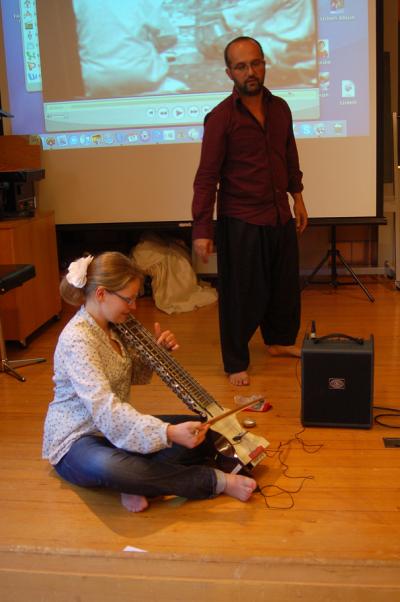 Dilruba Unterricht (photo: Theresa Beyer)