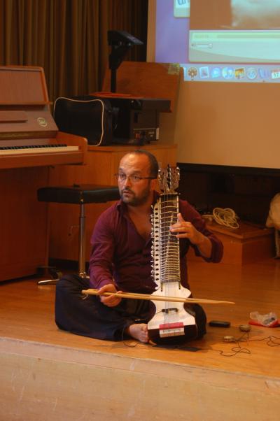 Dilruba (photo: Theresa Beyer)