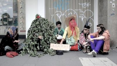 Das ist ihr voller Ernst: Ein Teil der Truppe auf Spendensammlung (photo: Caroline Barrueco).