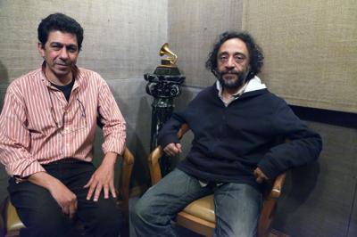 Aufnahmeleiter Alaa El Kashif (links) und Fathy Salama (rechts) mit dem Grammy Award (photo: Thomas Burkhalter).