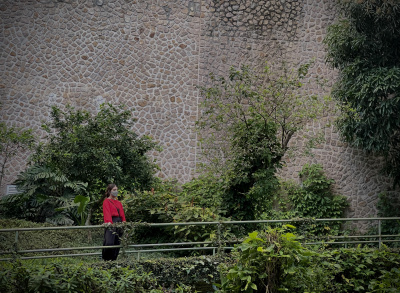 Vivian Caccuri making a binaural audio recording in Rio de Janeiro for the Timezones Bonus Talk (photo: Daniel Limaverde).