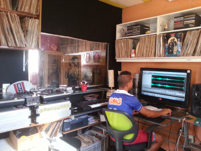 Clebin Quirino producing in his Produto Novo Studio in Belo Horizonte (photo: Michel Brasil)
